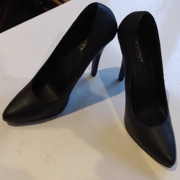 Black heels with a pointy toe. Heel is 6 inches - Picture 2 of 5
